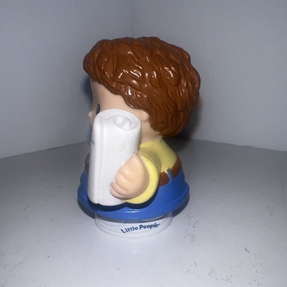 Fisher Price Little People 2005 Figure- Dad in Yellow with Glasses and Newspaper - Picture 2 of 6